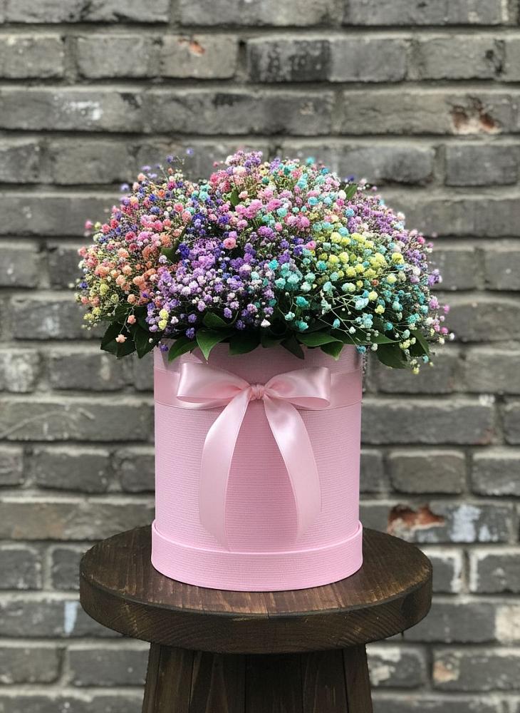 Цветочная композиция из Гипсофила и Розы в шляпной коробке в Тайшете