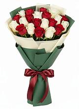 Букет Микс из красных и белых роз в Тайшете