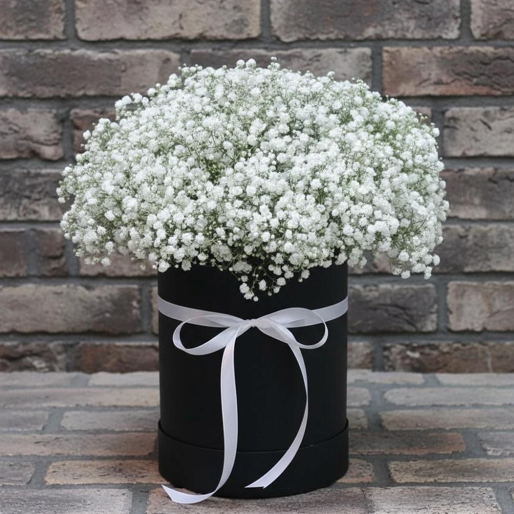 Цветочная композиция из Гипсофила в шляпной коробке в Тайшете