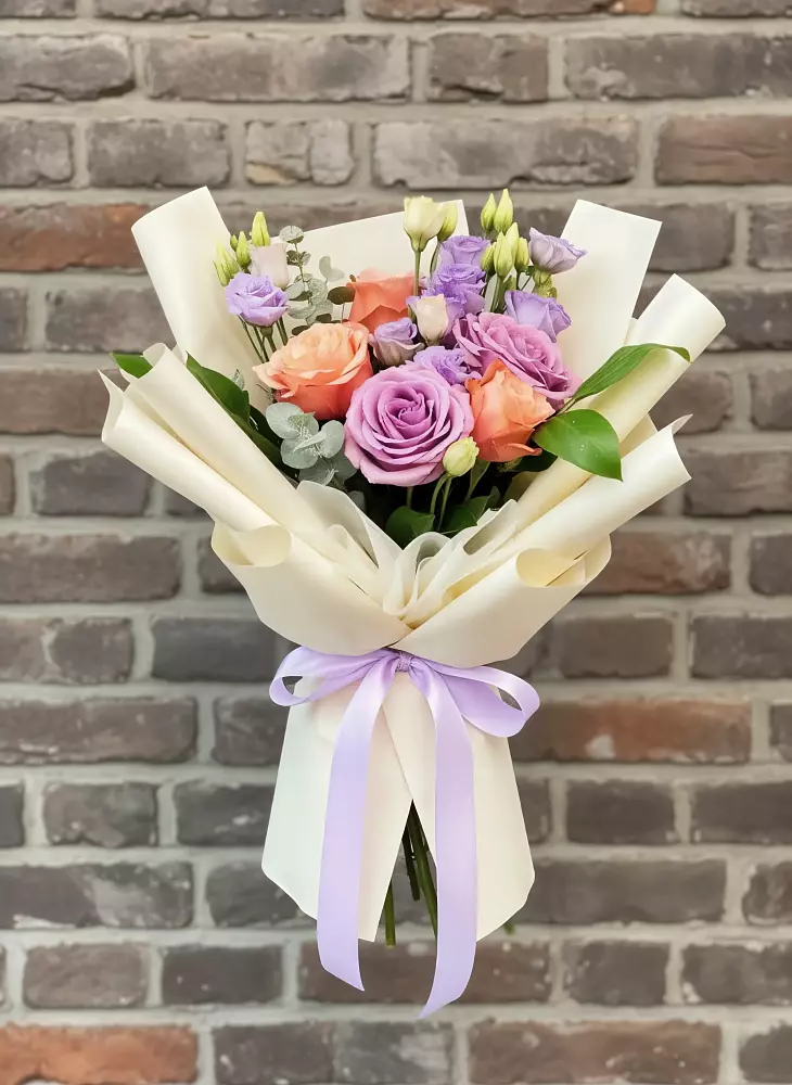 Букет цветов из: Лизиантусы и Розы в Тайшете