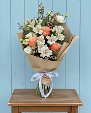 Букет цветов из:  Альстромерии, Лизиантусы, Розы и Хризантемы в Тайшете