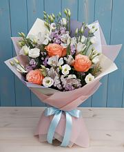 Букет цветов из:  Лизиантусы, Розы, Альстромерии и Гипсофила в Тайшете