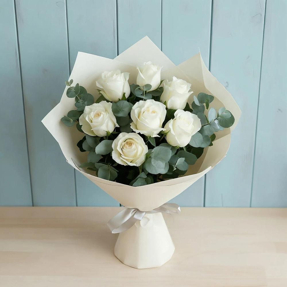 Букет Белые розы в Эвкалипте в Тайшете