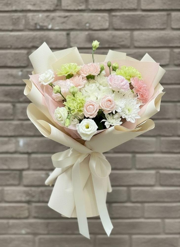 Букет цветов из: Гвоздики, Розы, Лизиантусы и Хризантемы в Тайшете