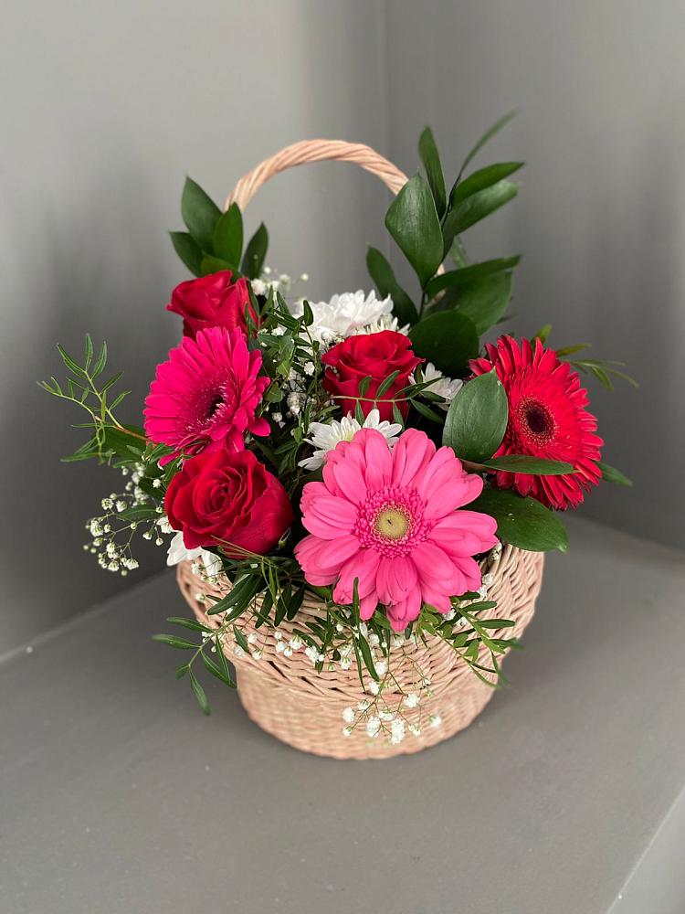 Цветочная композиция из Розы, Хризантемы и Герберы в корзине в Тайшете