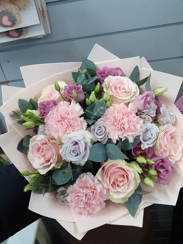 Букет цветов из: Розы, Гвоздики и Лизиантусы в Тайшете